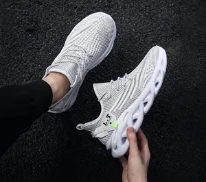 Détail de baskets en maille grise avec étiquettes L.T CAMP et semelles à vagues
