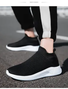 Outdoor-Aufnahme von schwarzen, atmungsaktiven Slip-on-Sneakern mit weißer Gummisohle