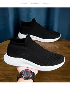 Details von leichten Slip-on-Mesh-Sneakern mit atmungsaktivem Strickgewebe und weißer Sohle