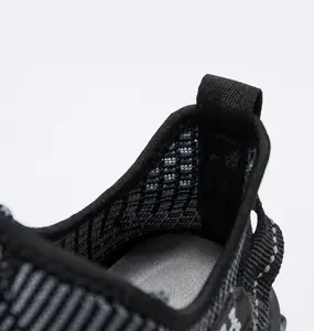 Vue détaillée de la doublure intérieure en mesh respirant et de la semelle de basket noire