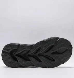 Détail de la semelle de basket noire durable avec motifs d'adhérence antidérapants