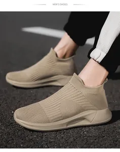 Seitenansicht khakifarbener, atmungsaktiver Slip-on-Strick-Sneaker für Herren im Freien