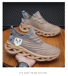 Détail de la tige en maille respirante et de la semelle creuse ondulée sur basket homme