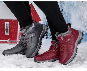 Winter-Schneestiefel im Schnee mit wasserdichtem Stoff und warmem Kunstfellfutter