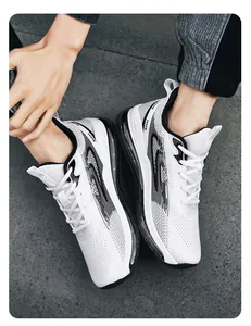 Draufsicht auf weiße Mesh-Laufschuhe mit schwarzen Streifen und sichtbarem Luftkissen
