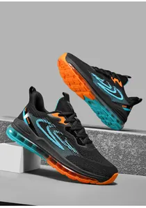 Detail des schwarzen Mesh-Obermaterials und der orangefarbenen Luftpolstersohle bei Sportschuhen