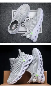 Détail de chaussures de course en mesh gris clair avec tricot respirant et semelle ondulée