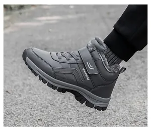 Detailansicht grauer Winter-Outdoorstiefel mit Plüschfutter und rutschfester Gummisohle