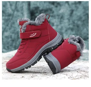 Detailansicht roter Winter-Schneestiefel mit dickem Kunstfellfutter und Gummisohle
