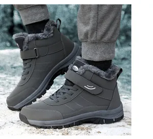 Details von dunkelgrauen wasserdichten Winterschuhen mit warmem Kunstfell und Outdoor-Sohle