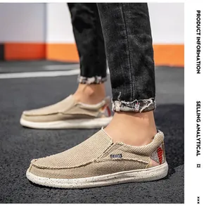 Détail de chaussures en toile kaki avec étiquette et semelle à effet peinture