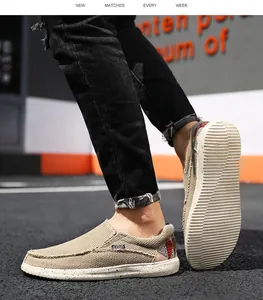 Détail d'un mocassin en toile beige avec semelle en caoutchouc mouchetée de peinture