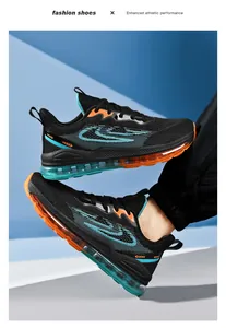 Laufschuhe aus schwarzem Mesh mit farbenfroher Luftpolstersohle in Gehbewegung