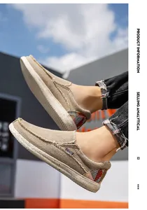 Détails de mocassins en toile kaki avec bords effilochés et talon tricoté géométrique