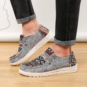 Λεπτομέρεια από γκρι loafers με έθνικ σχέδια και λευκές σόλες με μαύρα στίγματα
