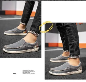 Détail de chaussures en toile grise avec bords effilochés vintage et semelle mouchetée