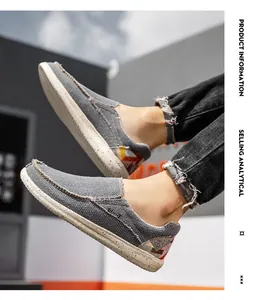 Détail du mocassin en toile grise avec coutures latérales et accent au talon orange