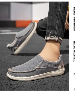 Détail de mocassins en toile grise avec étiquette latérale et semelle en caoutchouc moucheté