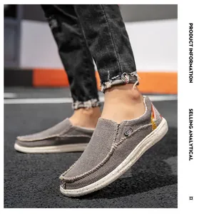 Détail de mocassins gris foncé en tissu tissé avec coutures et semelles mouchetées