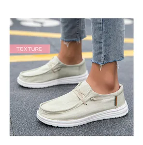 Detalle de mocasines de lona verde claro con tela texturizada y suela blanca antideslizante