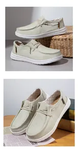 Detalle de mocasines de lona verde salvia con cordones elásticos y suelas blancas antideslizantes