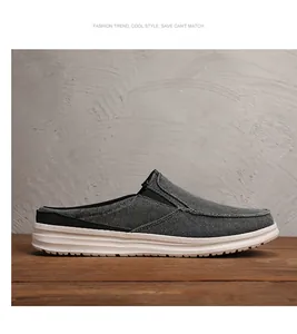 Détail de mules en toile grise pour hommes avec texture respirante et semelle en caoutchouc