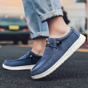 Vista detallada de mocasines de lona azul con cordones elásticos y suela blanca antideslizante