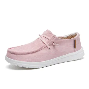 Roze canvas loafers voor dames met witte rubberen zolen en een casual slip-on design