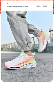 Detalle de zapatillas de running de Lycra con degradado naranja y verde en pavimento urbano