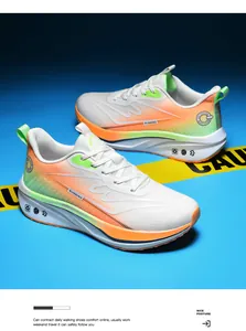 Detalle de la parte superior de malla blanca transpirable con degradado en naranja y verde
