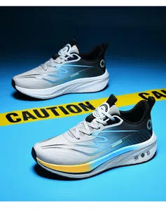 Detalle de zapatillas de running con placa de carbono y degradado de ondas azules de moda