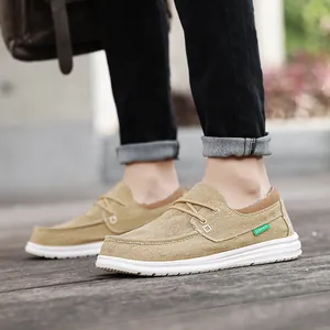 Heren kaki canvas instappers met witte rubberen zolen en een klassiek zijlabel-ontwerp