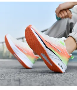 Vista detallada de la suela de goma naranja antideslizante en las zapatillas de running