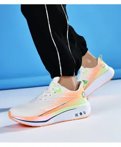 Detalle del tejido de malla transpirable y los degradados de colores vivos en las zapatillas de running