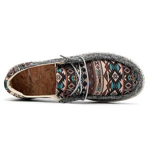 Λεπτομέρεια από έθνικ πάνινα loafers με πολύχρωμα φυλετικά σχέδια και πλεκτό κολάρο άνεσης