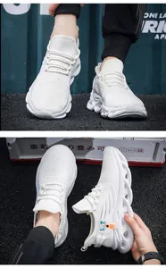 Detail van witte gebreide hardloopschoen met holle golfzool en geweven stoffen bovenwerk