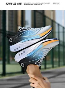 Detalle de zapatillas de malla transpirable con degradado azul-naranja y suela gruesa amortiguada
