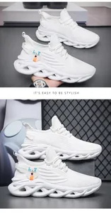 Detail van witte mesh sneakers met een golvende holle zool en zijlabel voor heren