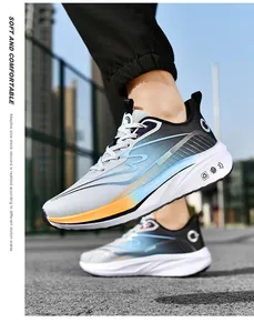 Detalle de zapatilla de running de malla de Lycra con suela de carbono amortiguada