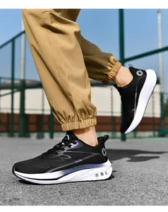 Detalle de primer plano de zapatillas de running transpirables con detalles en púrpura