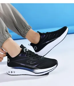 Detalle de zapatillas de correr de malla negra transpirable con diseño púrpura y suela gruesa