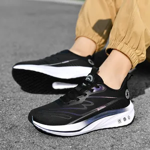 Zapatillas de running transpirables para hombre con degradado púrpura y suela blanca