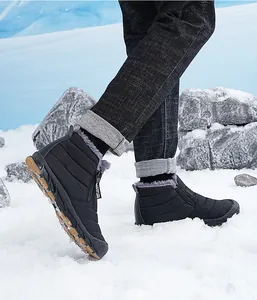 Zwarte wintersneeuwlaars voor heren met zijrits en dikke voering van imitatiebont in sneeuw