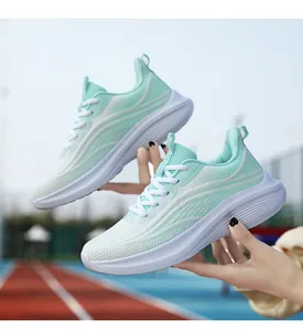 Dettaglio scarpa da running in mesh verde menta con suola ammortizzante ultra leggera