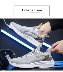 Detail van ademend mesh bovenwerk van grijze hardloopschoenen met oranje accenten
