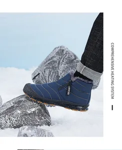Detail van donkerblauwe wintersneeuwlaars met dikke grijze fleecevoering en ritssluiting