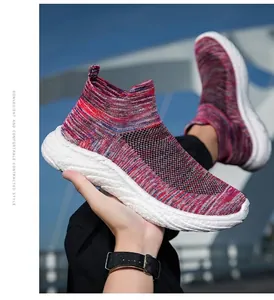 Dettaglio del tessuto in maglia multicolore traspirante e design delle sneakers slip-on