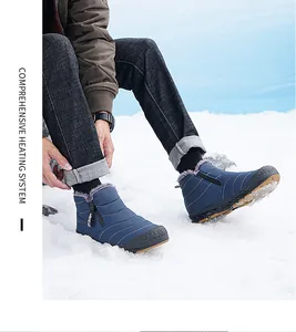 Detail van de donkerblauwe snowboot met gewatteerde stof en warme voering van imitatiebont