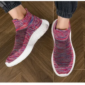 Vista dall'alto di sneakers a calzino in maglia con trama di tessuto misto rosso blu nero
