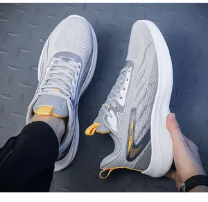 Macro-opname van ademend grijs mesh en gele accenten op de lichtgewicht hardloopschoenen